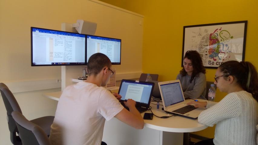 Salle de travail de groupe